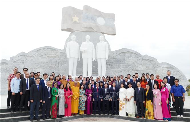 Đoàn chụp ảnh tại Công viên Hữu nghị Lào-Việt Nam ở thủ đô Viêng Chăn. Ảnh: Xuân Tú - PV TTXVN tại Lào