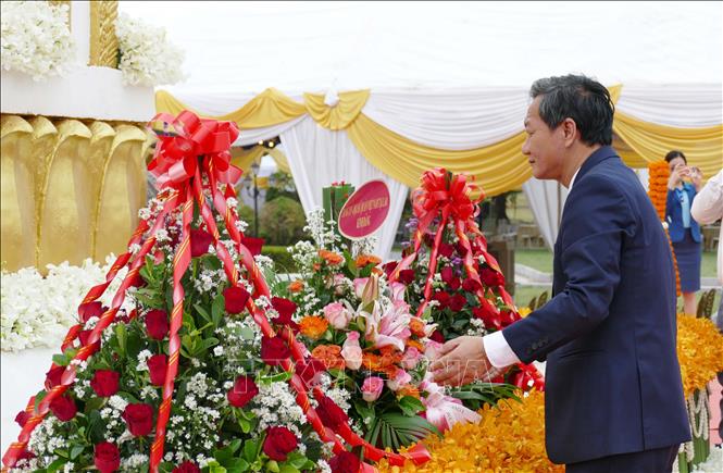 Đại sứ Việt Nam tại Lào Nguyễn Minh Tâm dâng hoa tưởng nhớ nhân kỷ niệm 105 năm Ngày sinh Chủ tịch Kaysone Phomvihane. Ảnh: Xuân Tú - PV TTXVN tại Lào