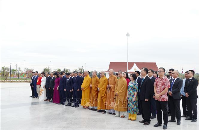 Đoàn dành phút mặc niệm nhân kỷ niệm 105 năm Ngày sinh Chủ tịch Kaysone Phomvihane tại Công viên Hữu nghị Lào-Việt Nam. Ảnh: Xuân Tú - PV TTXVN tại Lào