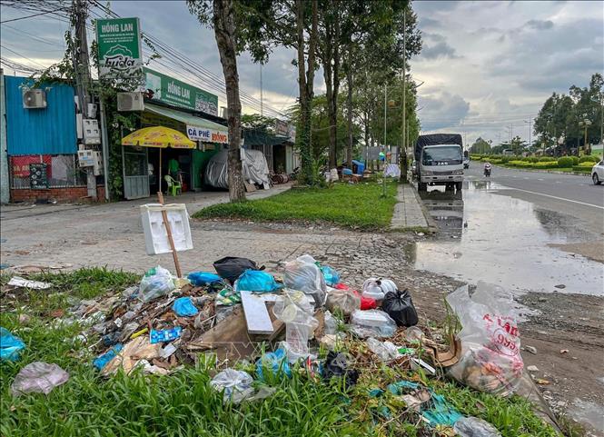 Một bãi rác không được thu gom triệt để trên đường Võ Văn Kiệt, hướng ra sân bay quốc tế Cần Thơ. Ảnh: Thanh Liêm - TTXVN