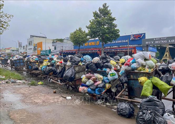 Điểm tập kết rác trên đường Nguyễn Văn Linh, phường Tân An (gần dốc cầu Hưng Lợi) đã tồn tại nhiều năm qua, vừa mất vệ sinh vừa ảnh hưởng mỹ quan đô thị. Ảnh: Thanh Liêm - TTXVN