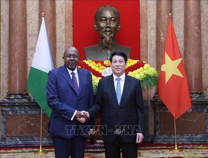 Chủ tịch nước Lương Cường với Đại sứ Cộng hoà Djibouti tại Việt Nam Ibrahim Bileh Doualeh trình Quốc thư. Ảnh: Lâm Khánh - TTXVN