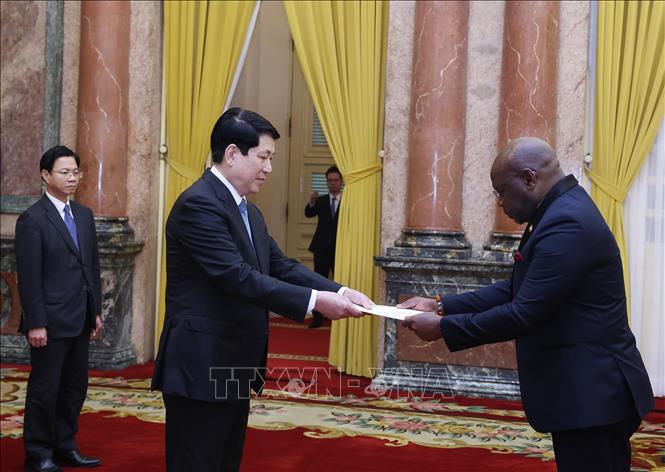 Chủ tịch nước Lương Cường nhận Quốc thư từ Đại sứ Cộng hoà Guinea Xích đạo tại Việt Nam Mauricio Mauro Obama. Ảnh: Lâm Khánh - TTXVN