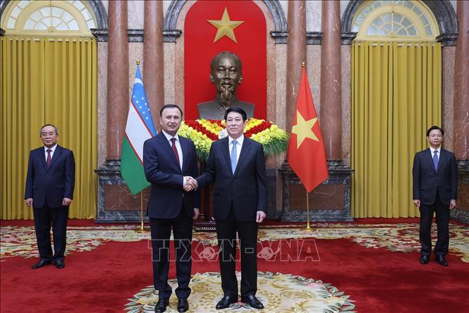 Chủ tịch nước Lương Cường với Đại sứ Cộng hoà Uzbekistan tại Việt Nam Oybek Eshonov trình Quốc thư. Ảnh: Lâm Khánh - TTXVN
