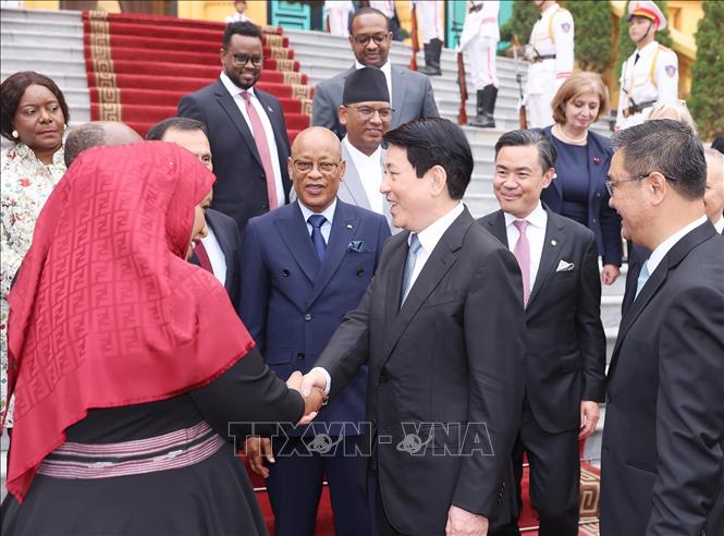 Chủ tịch nước Lương Cường với các Đại sứ đến trình Quốc thư. Ảnh: Lâm Khánh - TTXVN