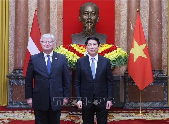 Chủ tịch nước Lương Cường với Đại sứ Cộng hoà Latvia tại Việt Nam Karlis Eihenbaums trình Quốc thư. Ảnh: Lâm Khánh - TTXVN