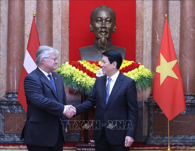 Chủ tịch nước Lương Cường với Đại sứ Cộng hoà Latvia tại Việt Nam Karlis Eihenbaums trình Quốc thư. Ảnh: Lâm Khánh - TTXVN