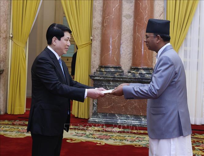 Chủ tịch nước Lương Cường nhận Quốc thư từ Đại sứ Cộng hòa Dân chủ Liên bang Nepal tại Việt Nam Dhan Bahadur Oli. Ảnh: Lâm Khánh - TTXVN