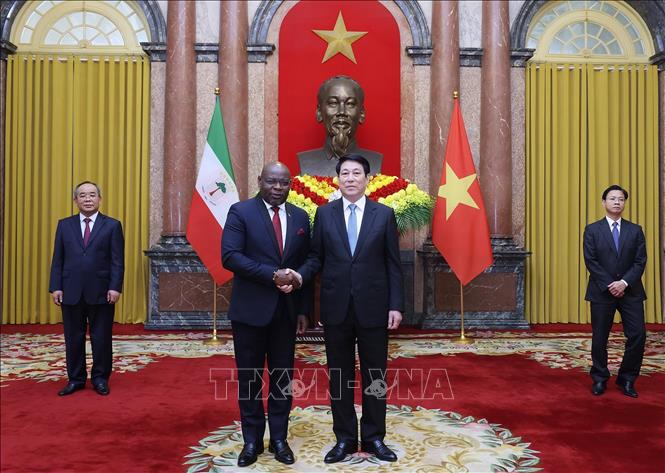 Chủ tịch nước Lương Cường với Đại sứ Cộng hoà Guinea Xích đạo tại Việt Nam Mauricio Mauro Obama trình Quốc thư. Ảnh: Lâm Khánh - TTXVN