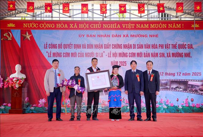 Lãnh đạo Sở Văn hoá, Thể thao và Du lịch tỉnh Điện Biên, lãnh đạo xã Mường Nhé trao Giấy Chứng nhận Di sản văn hoá phi vật thể quốc gia “Lễ mừng cơm mới của người Si La” cho chủ thể di sản văn hoá. Ảnh: TTXVN phát.