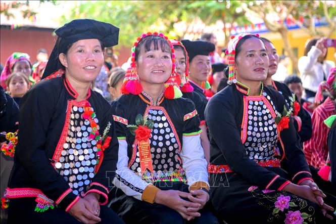 Niềm vui của người dân bản Nậm Sin khi lễ Mừng cơm mới được công nhận là di sản văn hoá phi vật thể cấp quốc gia. Ảnh: TTXVN phát.