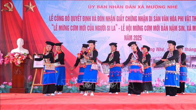 Đồng bào Si La biểu diễn văn nghệ tại buổi lễ. Ảnh: TTXVN phát.