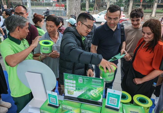 Khách hàng tìm hiểu, chọn mua sản phẩm bẫy muỗi Mosla. Ảnh: Hoàng Hiếu - TTXVN