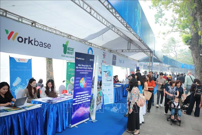 Các gian hàng trưng bày quanh khu vực phố đi bộ Hồ Gươm thu hút đông đảo người dân và du khách tham quan, tìm hiểu. Ảnh: Hoàng Hiếu - TTXVN