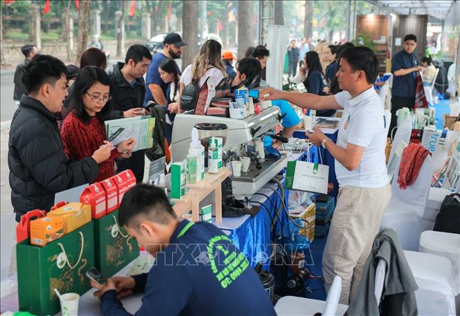 Các gian hàng trưng bày quanh khu vực phố đi bộ Hồ Gươm thu hút đông đảo người dân và du khách tham quan, tìm hiểu. Ảnh: Hoàng Hiếu - TTXVN
