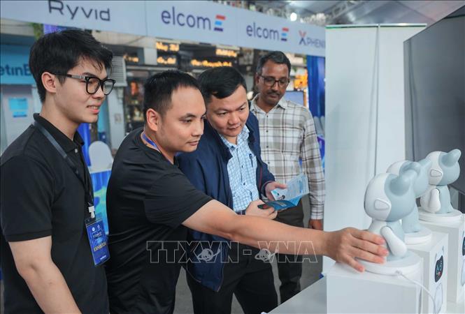 Gian triển lãm sản phẩm công nghệ triển lãm Techfest Việt Nam 2025 tại khu vực quảng trường Đông Kinh Nghĩa Thục. Ảnh: Hoàng Hiếu - TTXVN