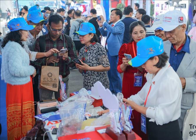 Người dân và du khách tham quan, tìm hiểu các sản phẩm tại triển lãm Techfest Việt Nam 2025. Ảnh: Hoàng Hiếu - TTXVN