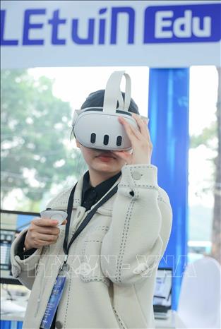 Trải nghiệm sản phẩm kính thực tế ảo tại gian hàng công nghệ khu vực quảng trường Đông Kinh Nghĩa Thục. Ảnh: Hoàng Hiếu - TTXVN