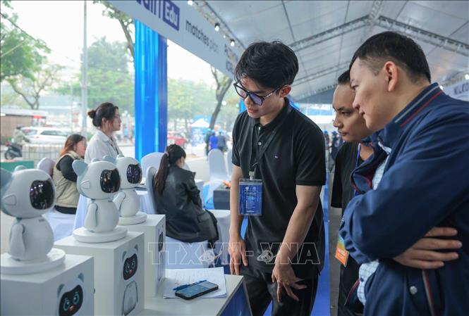 Gian triển lãm sản phẩm công nghệ triển lãm Techfest Việt Nam 2025 tại khu vực quảng trường Đông Kinh Nghĩa Thục. Ảnh: Hoàng Hiếu - TTXVN
