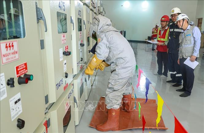 Các đơn vị liên quan thực hiện các bước để đóng điện Trung tâm năng lượng sân bay Long Thành. Ảnh: Công Phong - TTXVN