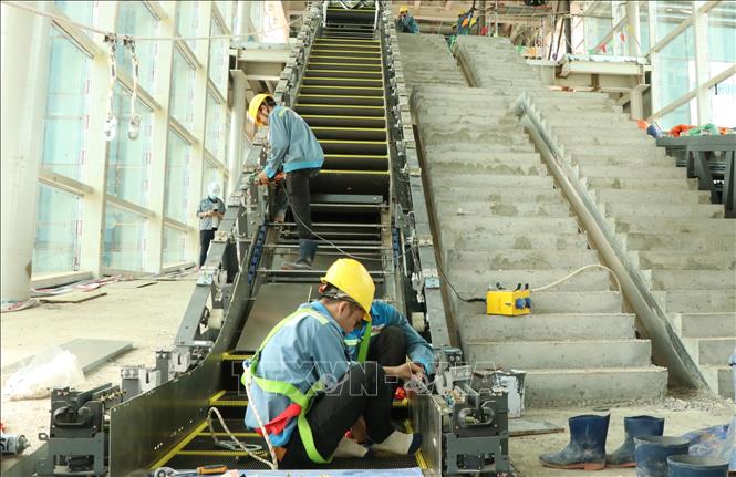 Lắp đặt thang cuốn nhà ga hành khách sân bay Long Thành. Ảnh: Công Phong - TTXVN