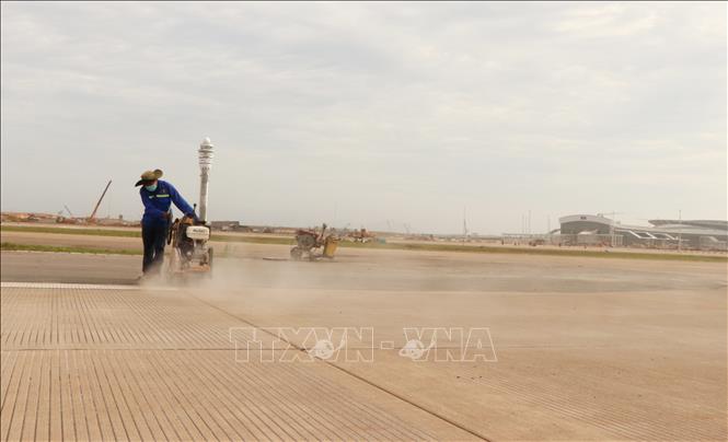 Người lao động thi công khe rãnh thoát nước, kháng trượt tại đường cất hạ cánh số 1 sân bay Long Thành. Ảnh: Công Phong - TTXVN