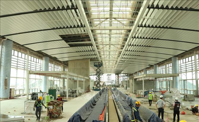 Các tầng của nhà ga hành khách sân bay Long Thành đã hoàn thành phần xây dựng, đang hoàn thiện, lắt đặt thiết bị. Ảnh: Công Phong - TTXVN