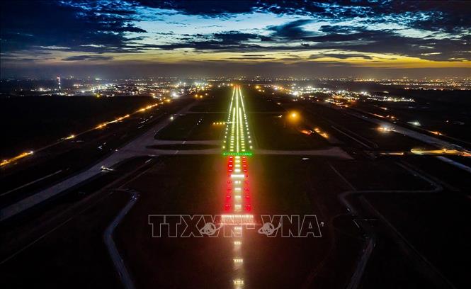 Hệ thống đèn hiệu tại đường cất hạ cánh số 1 sân bay Long Thành bật sáng tối 11/12/2025. Ảnh: Công Phong - TTXVN