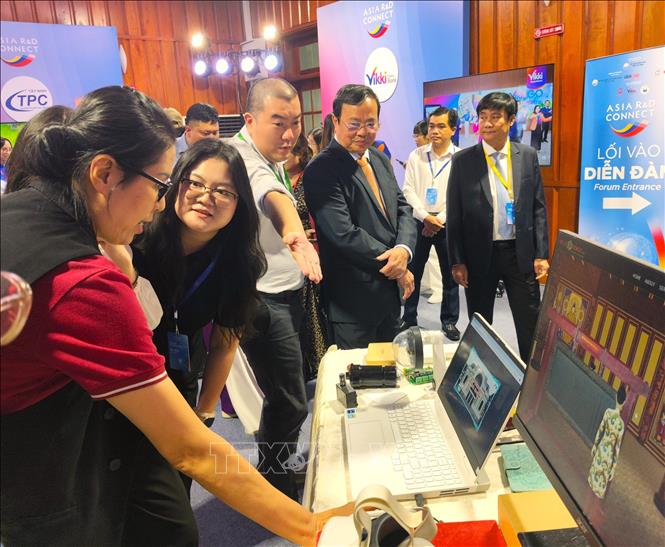 Ông Lê Văn Hẳn, Chủ tịch UBND tỉnh Tây Ninh, tham quan các khu trưng bày công nghệ số. Ảnh: Thanh Bình -TTXVN