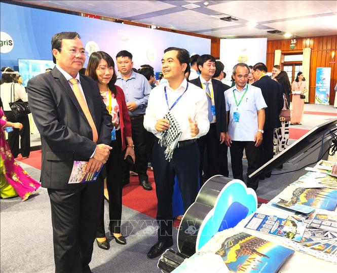 Ông Lê Văn Hẳn, Chủ tịch UBND tỉnh Tây Ninh, tham quan các khu trưng bày công nghệ số. Ảnh: Thanh Bình -TTXVN