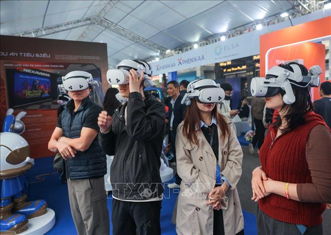 Người dân và du khách trải nghiệm kính thực tế ảo tại Techfest Việt Nam 2025 khu vực phố đi bộ Hồ Gươm. Ảnh: Hoàng Hiếu - TTXVN