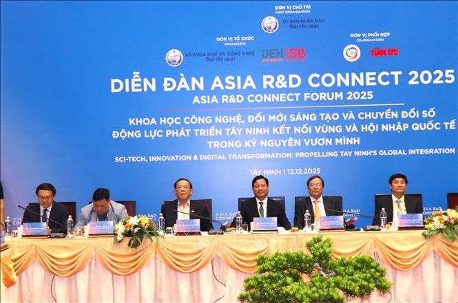 Lãnh đạo UBND tỉnh Tây Ninh chủ trì Diễn đàn quốc tế ASIA R&D CONNECT 2025 . Ảnh: Thanh Bình -TTXVN