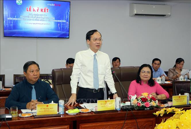 Chủ tịch UBND tỉnh Vĩnh Long Trần Trí Quang phát biểu tại lễ ký kết. Ảnh: Phạm Minh Tuấn-TTXVN.