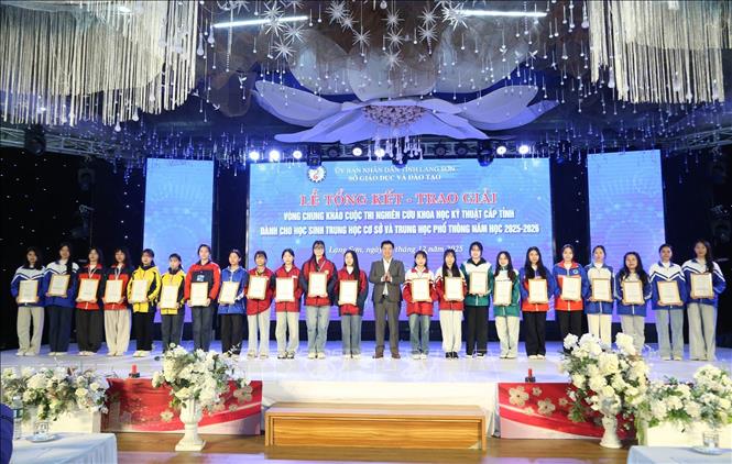 Trao giải Ba cho các tác giả, nhóm tác giả. Ảnh: Anh Tuấn – TTXVN