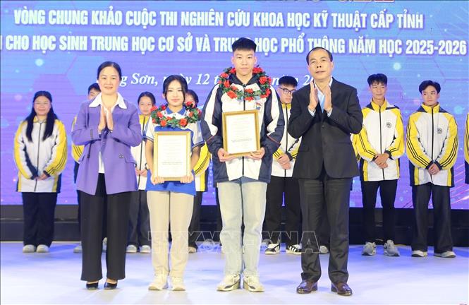 Trao giải Nhất cho các tác giả, nhóm tác giả. Ảnh: Anh Tuấn – TTXVN