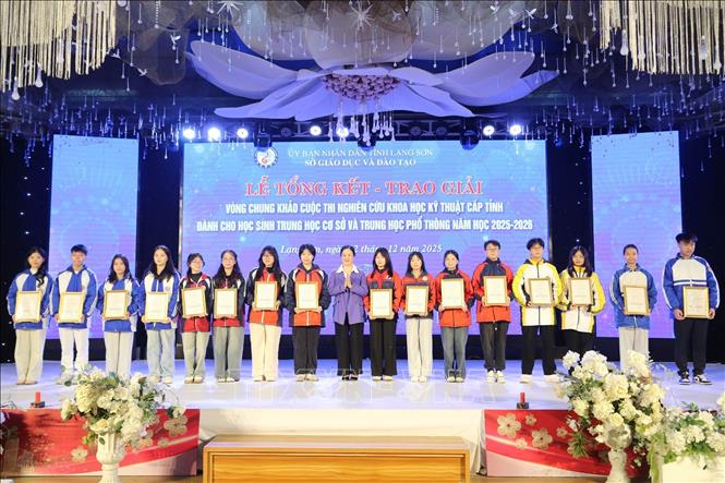 Trao giải Nhì cho các tác giả, nhóm tác giả. Ảnh: Anh Tuấn – TTXVN