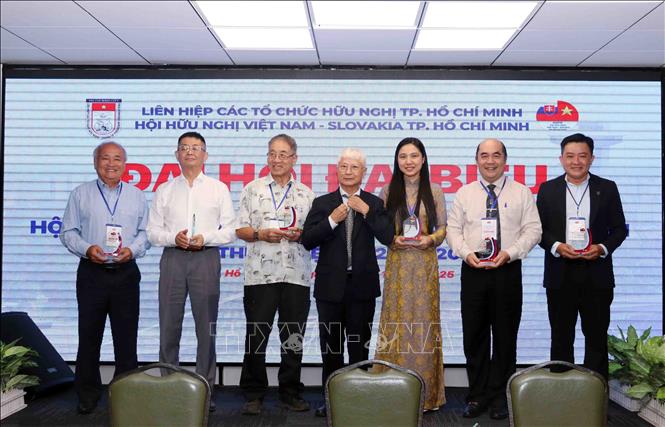 Ổng Bùi Quang Hải (giữa), Chủ tịch Hội hữu nghị Việt Nam- Slovakia Thành phố Hồ Chí Minh nhiệm kỳ 2019-2024 trao Kỷ niệm chương tặng các lãnh đạo, nguyên lãnh đạo Liên hiệp các tổ chức hữu nghị Thành phố Hồ Chí Minh vì đã có đóng góp tích cực cho sự phát triển của Hội hữu nghị Việt Nam-Slovakia Thành phố. Ảnh: Xuân Khu-TTXVN