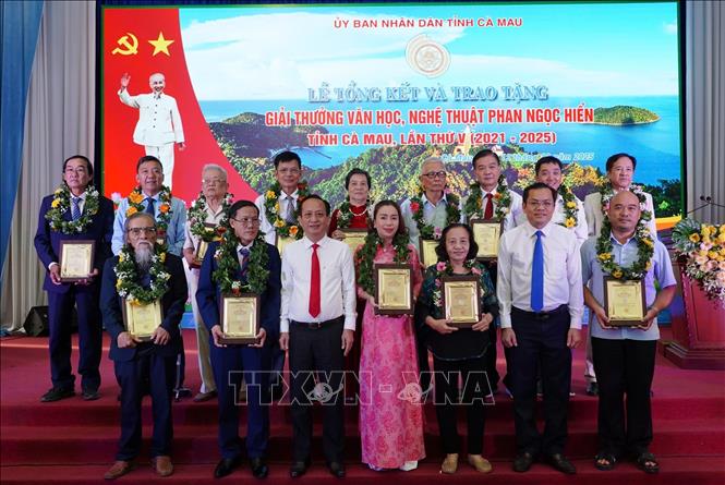 Lãnh đạo tỉnh Cà Mau chúc mừng các các tác giả, đại diện nhóm tác giả đạt giải thưởng văn học, nghệ thuật Phan Ngọc Hiển lần thứ V. Ảnh: Huỳnh Anh - TTXVN