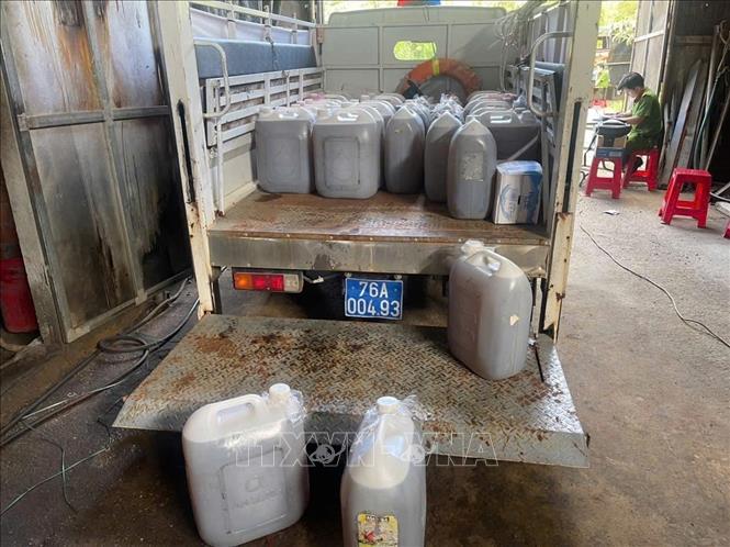 Đồn Biên phòng Bình Hải phối hợp cùng các lực lượng chức năng tuần tra phát hiện tại nhà anh N.V.Q,, ở thôn Phước Thiện, xã Vạn Tường, cất giữ 72 can nhựa chứa hơn 2.100 lít chất lỏng được xác định là dầu DO không rõ nguồn gốc. Ảnh: TTXVN phát