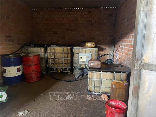 Hơn 1.000 lít dầu DO khác đã thu mua trước đó tại cơ sở kinh doanh phế liệu. Ảnh: TTXVN phát