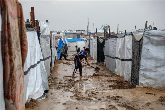 Khu lều trại của người tị nạn Palestine tại Zeitoun, phía Đông Nam thành phố Gaza bị ngập lụt do mưa lớn, ngày 11/12/2025. Ảnh: THX/TTXVN