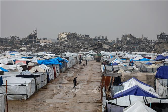 Khu lều trại của người tị nạn Palestine tại Zeitoun, phía Đông Nam thành phố Gaza bị ngập lụt do mưa lớn, ngày 11/12/2025. Ảnh: THX/TTXVN