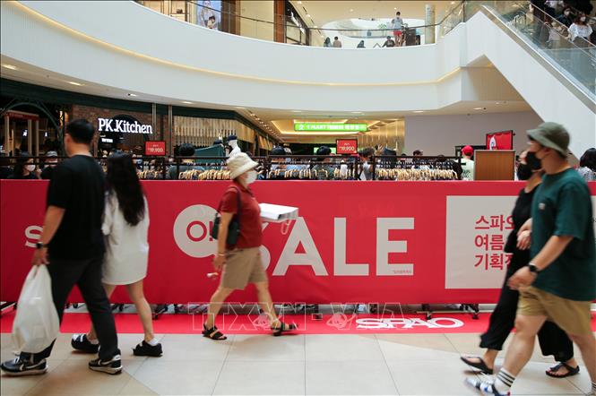 Người dân mua sắm tại trung tâm thương mại ở Goyang, Hàn Quốc. Ảnh: THX/TTXVN