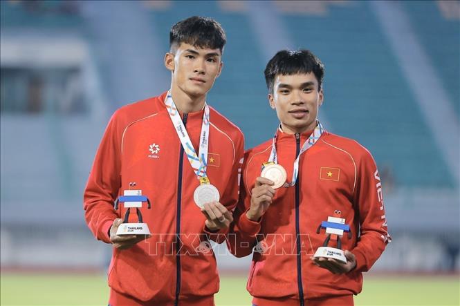 Tạ Ngọc Tưởng (bên trái) giành HCB và Lê Ngọc Phúc giành HCĐ nội dung chạy 400m nam. Ảnh: Minh Quyết - PV TTXVN tại Thái Lan