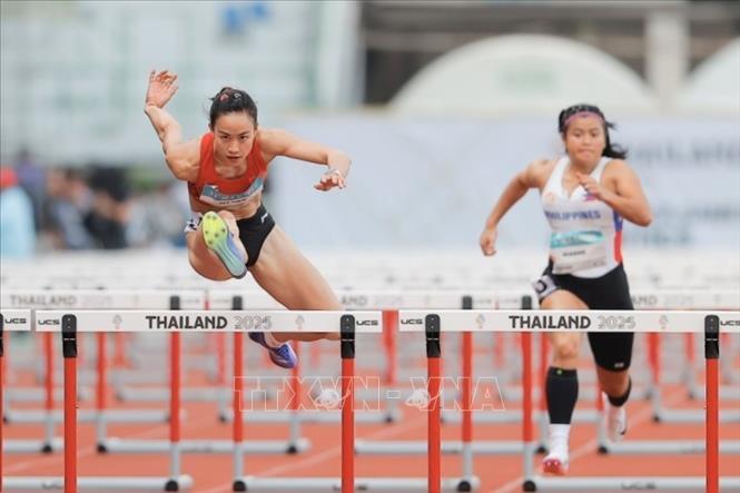 VĐV Huỳnh Thị Mỹ Tiên thi đấu nội dung 100m rào nữ. Ảnh: Minh Quyết - PV TTXVN tại Thái Lan