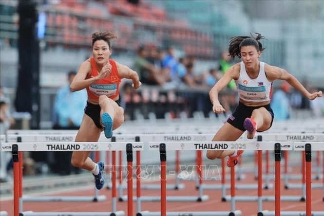 VĐV Bùi Thị Nguyên thi đấu nội dung 100m rào nữ. Ảnh: Minh Quyết - PV TTXVN tại Thái Lan