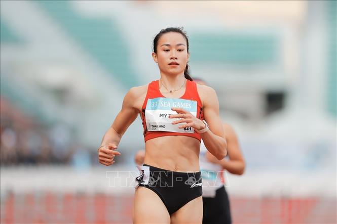 VĐV Huỳnh Thị Mỹ Tiên thi đấu nội dung 100m rào nữ. Ảnh: Minh Quyết - PV TTXVN tại Thái Lan