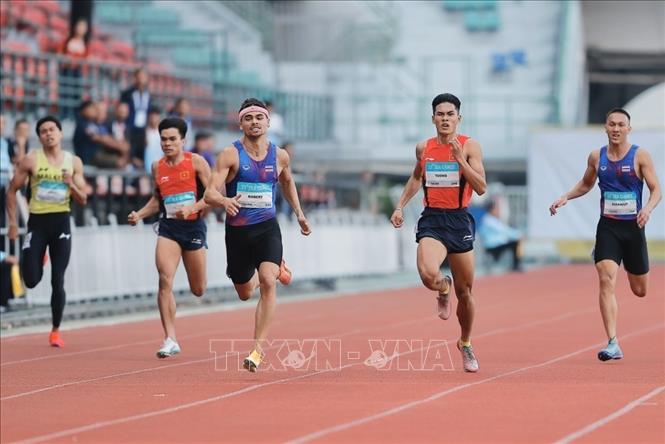 Tạ Ngọc Tưởng (thứ 2, bên phải) giành HCB chạy 400m nam với thành tích 45''53, tiếp tục phá kỷ lục quốc gia (KLQG trước đó ở giải VĐQG là 45''59) và VĐV Lê Ngọc Phúc (thứ 2, bên trái) giành HCĐ với thành tích (46”21). Ảnh: Minh Quyết - PV TTXVN tại Thái Lan