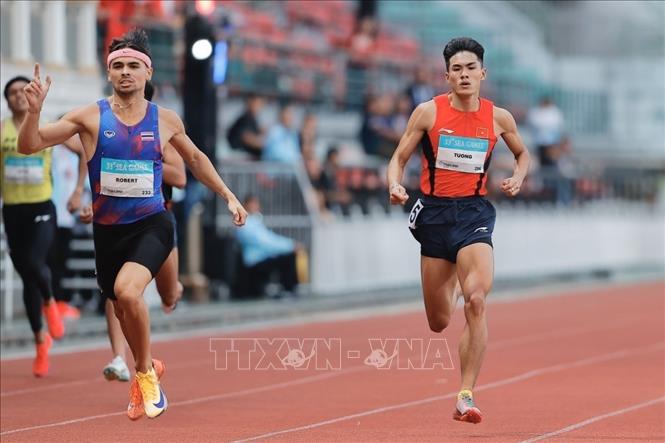 Tạ Ngọc Tưởng giành HCB chạy 400m nam với thành tích 45''53, tiếp tục phá kỷ lục quốc gia (KLQG trước đó ở giải VĐQG là 45''59). Ảnh: Minh Quyết - PV TTXVN tại Thái Lan