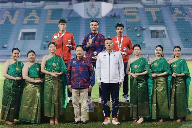 Tạ Ngọc Tưởng giành HCB và Lê Ngọc Phúc giành HCĐ nội dung chạy 400m nam. Ảnh: Minh Quyết - PV TTXVN tại Thái Lan